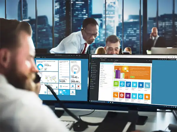 Gerenciamento de TI Gerenciamento de TI, analista de tecnologia, em uma sala de monitoramento de TI - NOC